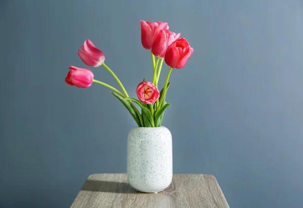 Váza Krásné Tulipány Stole Šedé Pozadí — Stock fotografie