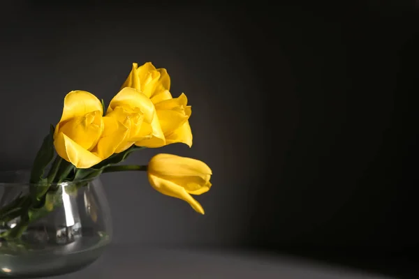 Wazon Piękne Tulipany Ciemnym Tle — Zdjęcie stockowe