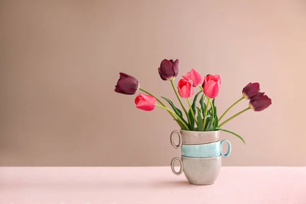Ваза Красивыми Тюльпанами Столе — стоковое фото