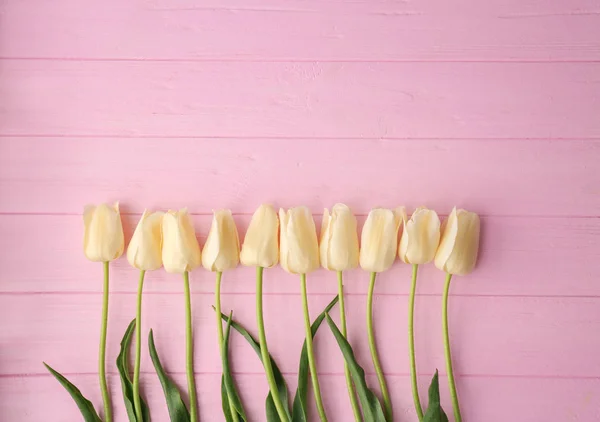 Hermosos Tulipanes Sobre Fondo Madera —  Fotos de Stock