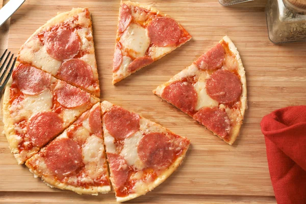 Pizzastücke Auf Holzbrett — Stockfoto