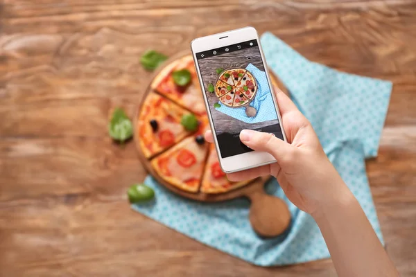 Kadın Alarak Fotoğraf Lezzetli Pizza Ile Hareket Eden Telefon Üstten — Stok fotoğraf