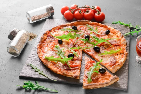 Slate Plate Tasty Pizza Table — Stock Photo, Image