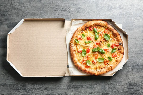 Scatola Cartone Con Deliziosa Pizza Margherita Sfondo Grigio — Foto Stock