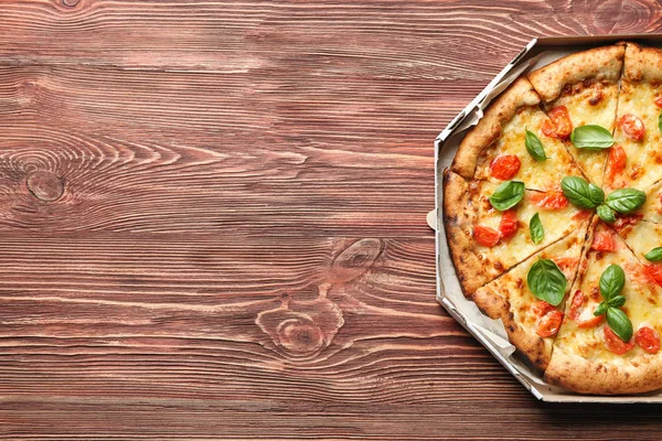 Kartonnen Doos Met Heerlijke Pizza Margherita Houten Achtergrond — Stockfoto