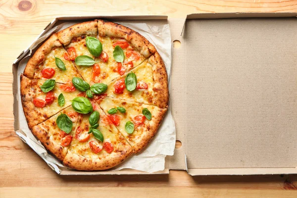 Scatola Cartone Con Deliziosa Pizza Margherita Sfondo Legno — Foto Stock