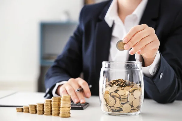 Kvinnan Sätta Mynt Glasburken Bordet Besparingar Koncept — Stockfoto