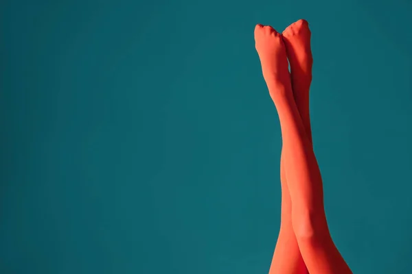 Ноги Красивой Молодой Женщины Колготках Цветном Фоне — стоковое фото
