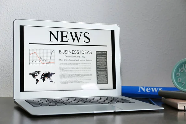 Laptop Open News Page Table — Stock Photo, Image