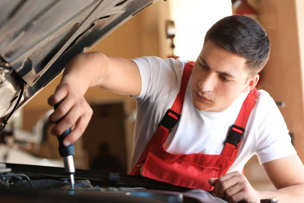 Joven Mecánico Automóviles Reparación Coches Centro Servicio — Foto de Stock