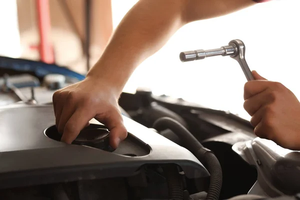 Young Auto Mechanic Repairing Car Service Center — Stock Photo, Image