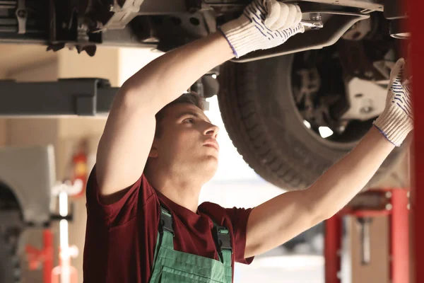 Joven Mecánico Automóviles Reparación Coches Centro Servicio — Foto de Stock