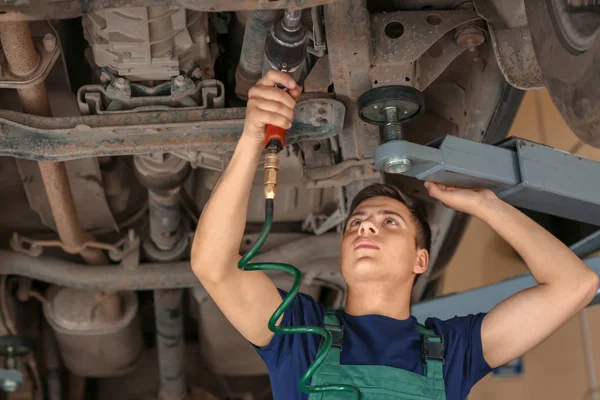 Young Auto Mechanic Repairing Car Service Center — Stock Photo, Image