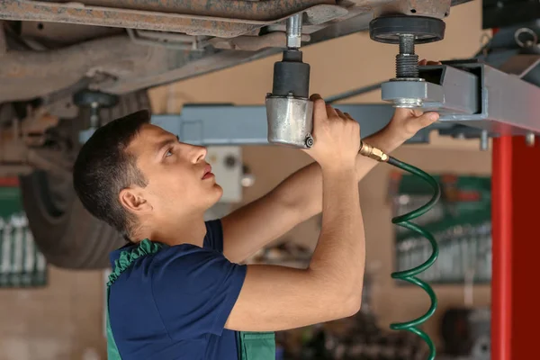 Joven Mecánico Automóviles Reparación Coches Centro Servicio — Foto de Stock