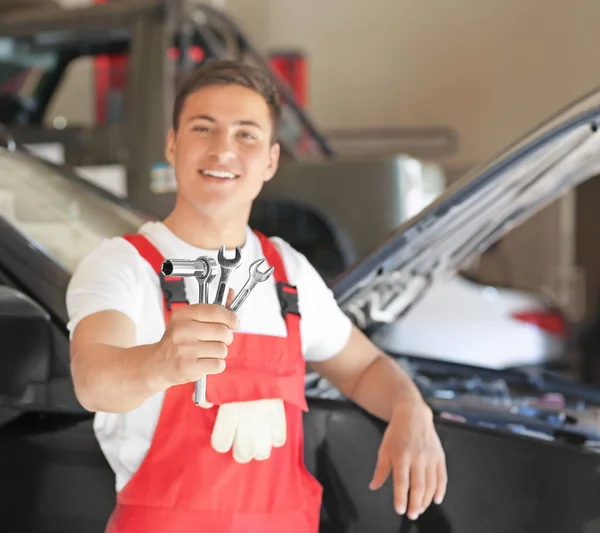 Young Auto Mechanic Tools Car Service Center — Stock Photo, Image