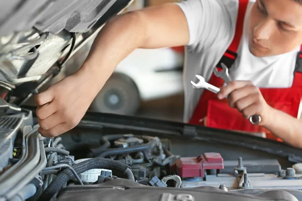 Jovem Auto Mecânico Reparando Carro Centro Serviço — Fotografia de Stock