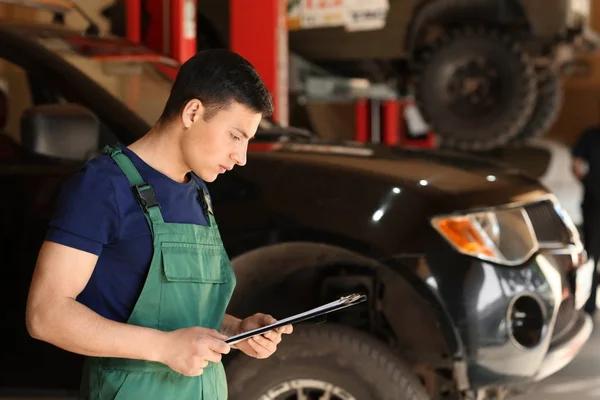 Young Auto Mechanic Clipboard Car Service Center — Stock Photo, Image