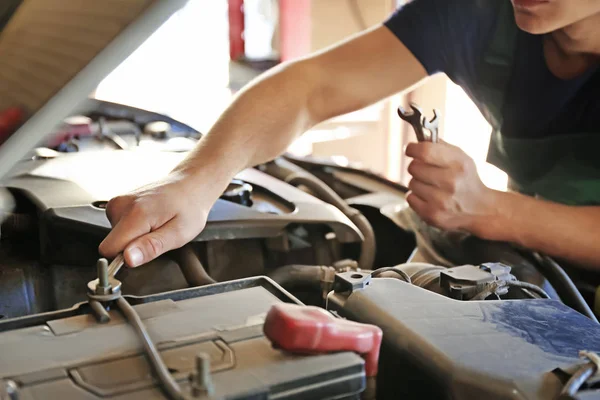 Auto Mechanik Opravy Automobilů Servisním Středisku Closeup — Stock fotografie