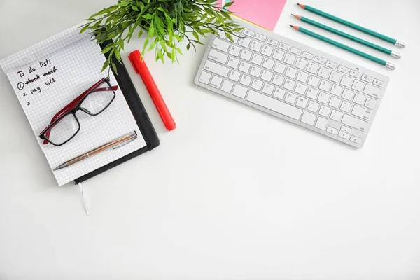 Lista Tareas Pendientes Con Teclado Ordenador Papelería Sobre Fondo Blanco — Foto de Stock