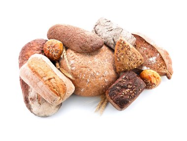 Beyaz arka plan üzerinde taze lezzetli ekmek çeşitli