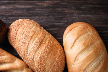 Taze lezzetli ekmek ahşap arka plan üzerinde çeşitli