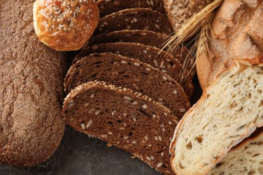 Tablo, closeup taze lezzetli ekmek çeşitli