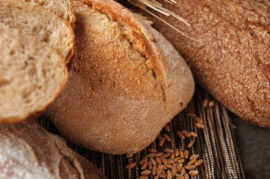 Tablo, closeup taze lezzetli ekmek çeşitli