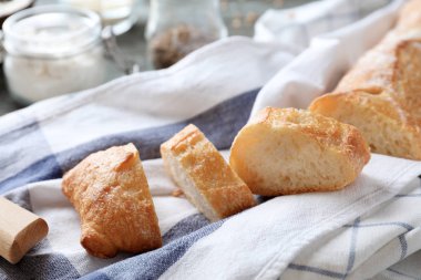 Peçete üzerinde taze lezzetli ekmek dilimleri