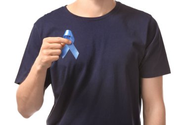 Mavi kurdele beyaz arka plan üzerinde tutan adam. Prostat kanseri kavramı