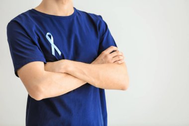 Sembolik mavi şerit üzerinde açık renkli olan adam. Prostat kanseri kavramı