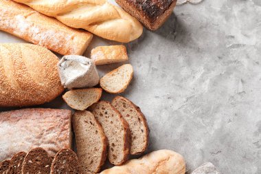 Gri arka plan üzerinde farklı ekmek yapım ürünleri