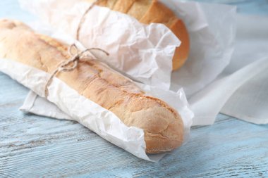 Ahşap arka plan üzerinde lezzetli ekmek yapım ürünleri