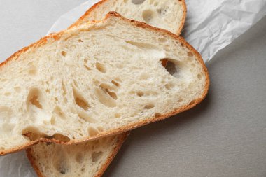 Gri arka plan üzerinde closeup lezzetli ekmek dilimlenmiş