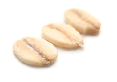 Beyaz arkaplanda çiğ yulaf ezmesi