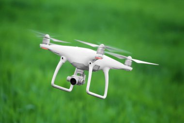 Modern quadcopter alanın üzerine uçan