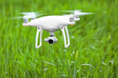 Modern quadcopter alanın üzerine uçan