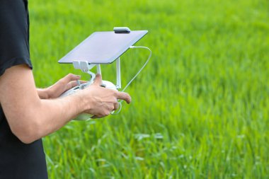 Modern işletim adam açık havada robot