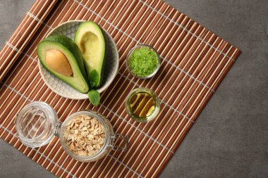 Avokado ile bambu hasır üzerinde doğal ev yapımı kozmetik için malzemeler