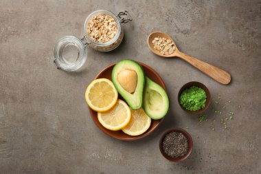 Avokado ile gri arka plan üzerinde doğal ev yapımı kozmetik için malzemeler