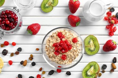 Yulaf ezmesi gevreği, süt ve çilek beyaz tahta masada kompozisyonu