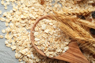 Tahta kaşık yulaf ezmesi gevreği tablo ile