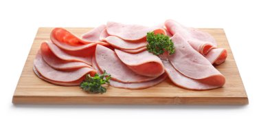 Beyaz zemin üzerine lezzetli dilimlenmiş jambon ile kurulu