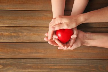 Anne ve çocuk ahşap arka plan üzerinde kırmızı kalpli