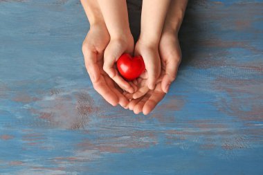 Anne ve çocuk ahşap arka plan üzerinde kırmızı kalpli