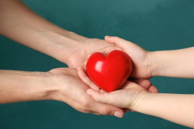 Anne ve çocuk ile renk arka plan üzerinde kırmızı kalp