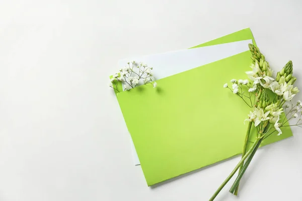 Öppna Mail Kuvertet Med Blommor Vit Bakgrund — Stockfoto