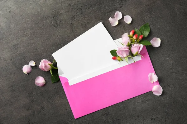 Enveloppe Ouverte Avec Des Fleurs Sur Fond Gris — Photo