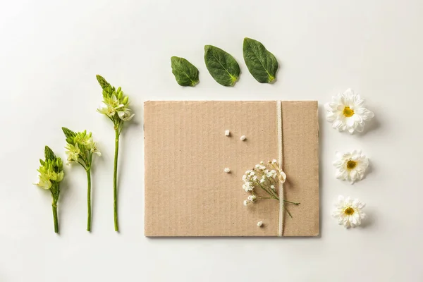 Plat Lag Samenstelling Met Bloemen Envelop Witte Achtergrond — Stockfoto