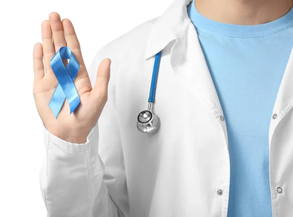 Arzt Mit Blauem Band Auf Weißem Hintergrund Nahaufnahme Prostatakrebs Konzept — Stockfoto