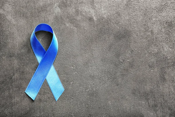 Μπλε Κορδέλα Γκρι Φόντο Έννοια Του Καρκίνου Του Προστάτη — Φωτογραφία Αρχείου